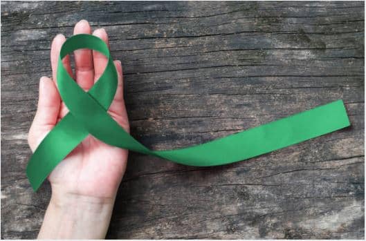 Green ribbon in hand